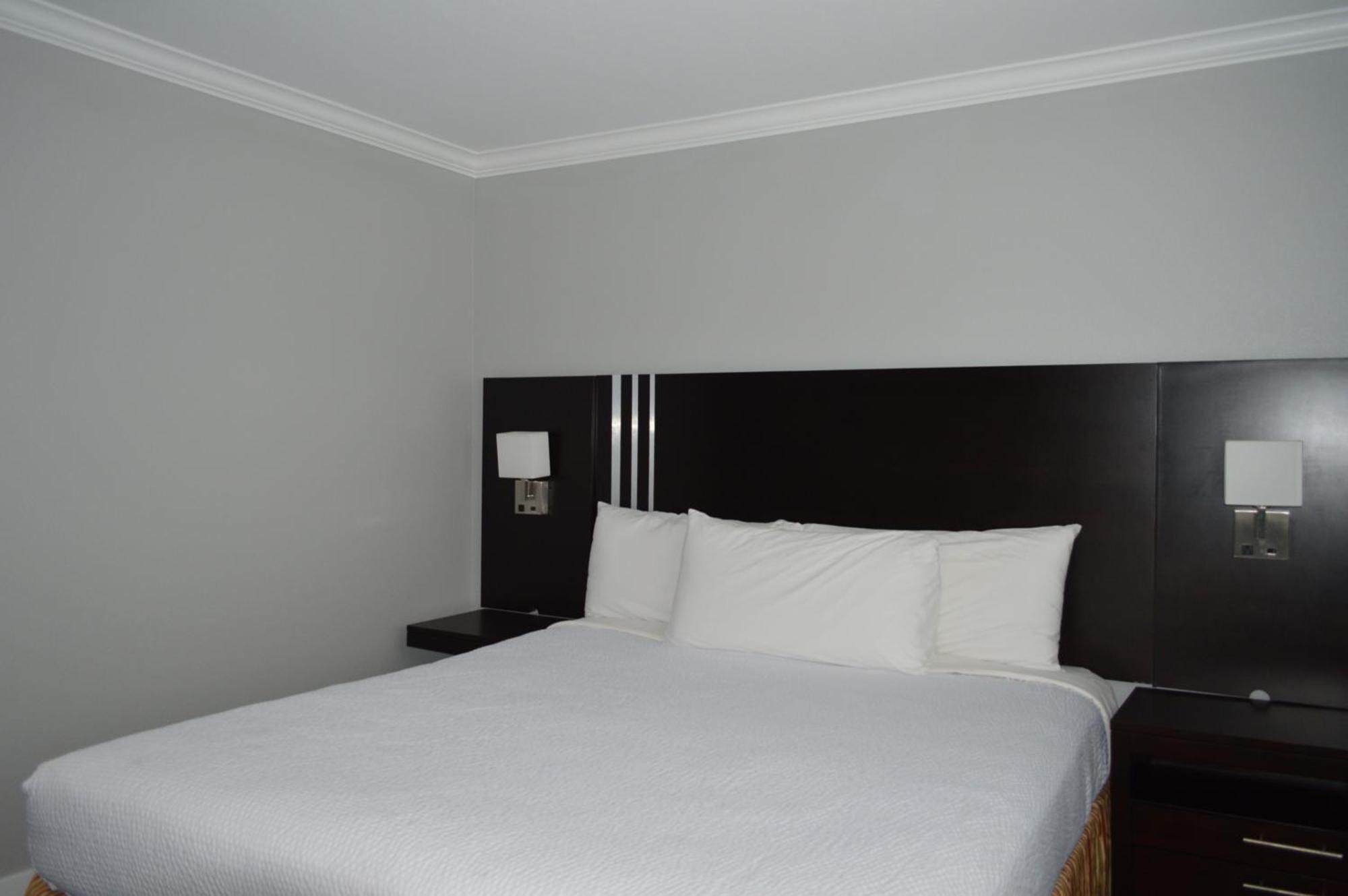 Fairview Inn&suites 2*